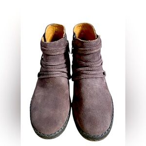 UGG women’s  Suede Boots in Grey/Brown. Size 6